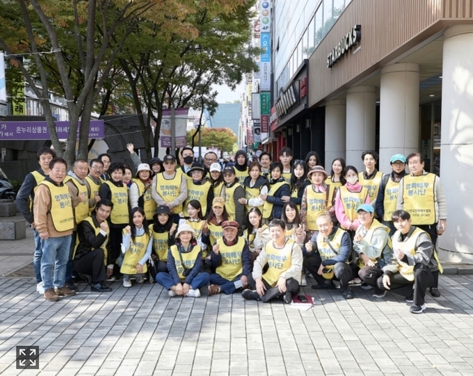 사단법인 한국영화배우협회 소속 회원들이 봉사활동에 참여한 뒤 기념촬영을 하고 있다.(사진=한국영화배우협회 제공)