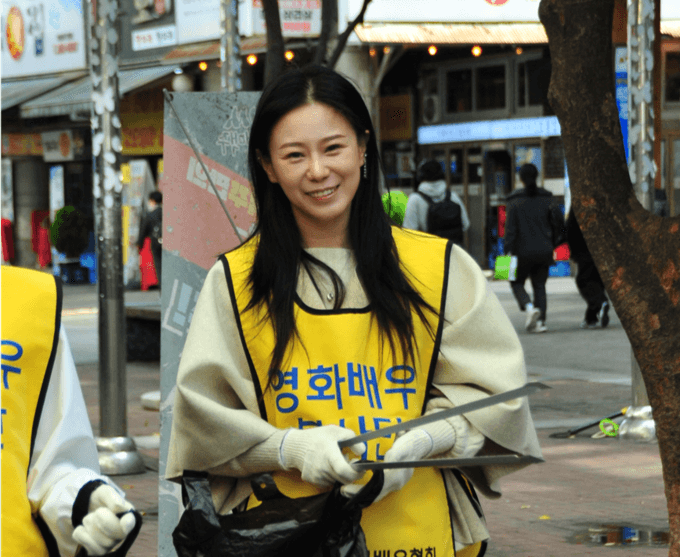 배우 이수진이 사단법인  한국영화배우협회와 바르게살기운동 안양시 협의회가 함께 진행한 봉사활동에 참여하고 있다.(사진=한국영화베우협회 제공)