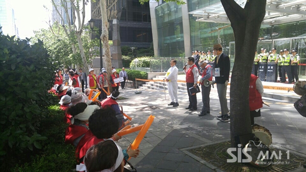 역삼에 있는 현대모비스 정문에서 일본 전범기업인 다이셀과의 거래중지와 불매운동을 하고있다.