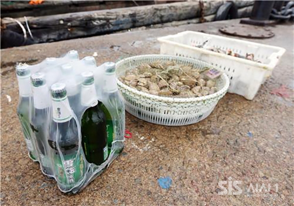 불법조업 중국어선 내부서 발견된 맥주, 꽃게, 조개 모습<사진출처=연합뉴스>