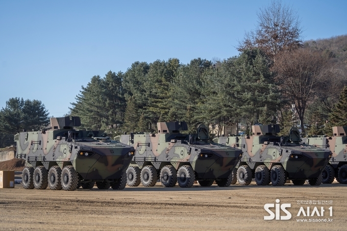 차륜형지휘소용차량이 육군 25사단에 인도 후 도열한 모습 (자료 = 현대로템)