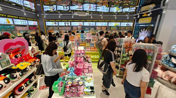 글로벌 라이프스타일 브랜드 미니소(MINISO)가 서울 강남에 첫 번째 플래그십 스토어를 오픈한 매장의 모습이다. (출처: MINISO)